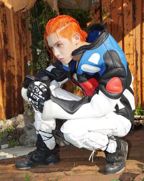 黄明昊新发型上线橘色脏辫搭配机车服帅出新高度