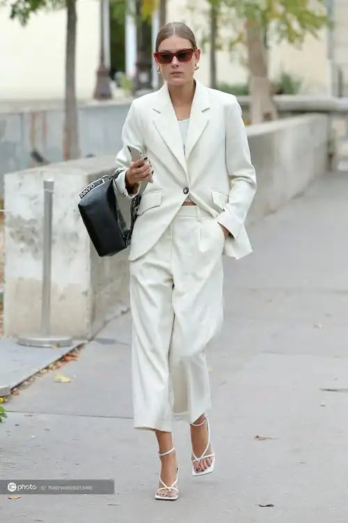 街拍veravanerp白色西装西裤套装bottegeveneta凉鞋ganni手袋优雅ol