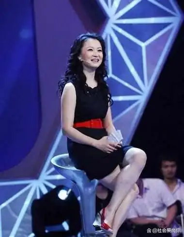 回顾东方卫视袁鸣53岁的她明显有些发福了昔日的女神感全无