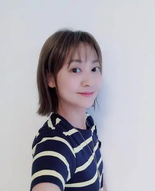 后来由于业务关系张茜也曾在内地推出过单曲《童年的故事》,《单飞的