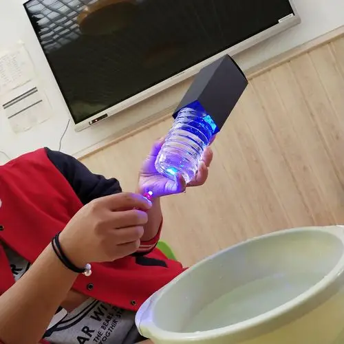 打开手电筒从塑料瓶的底部向上照观察瓶子的侧面,会看到光线钻进了