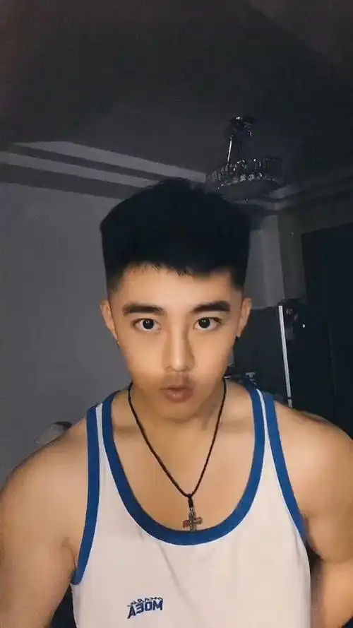 日常生活照#找一个年龄比较大的男生套图,最好是同个人的