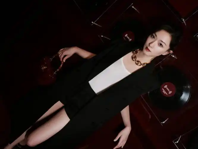 万茜超话@万茜徜徉#安可拉红#的艺术盛宴,与@gucci共同见证经典新生