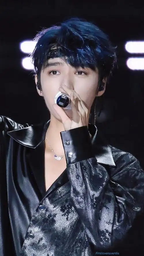 内娱明星神仙发色#必须有王俊凯神仙蓝发妥妥的蓝发王子照进现实!