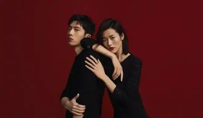 井柏然与刘雯合体参观手工坊不惧传闻高调认爱(图1)