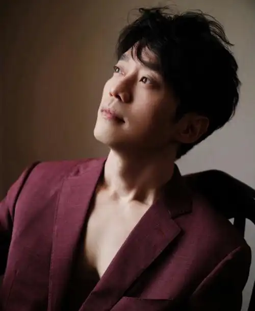 41岁张栋梁秀胸肌,性张力拉满,王心凌让他来"披哥"太对了_腾讯新闻