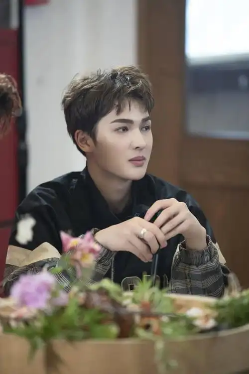 青春的花路朱正廷吐露腰伤原因费启鸣直呼好心疼