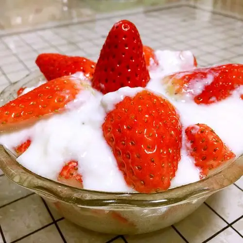 湔雪做的草莓酸奶