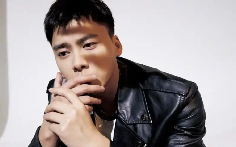 李易峰酷帅有型写真桌面壁纸