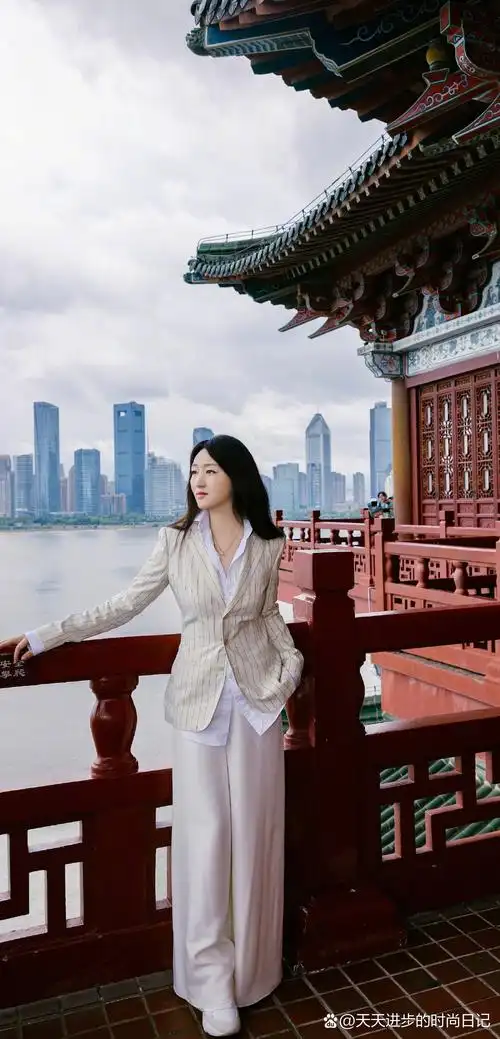 今日热点你咋看# 杨钰莹晒出一组美图,她穿了一件白色的条纹收腰西装