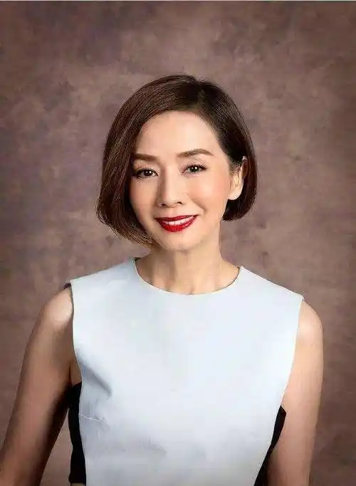 被毛舜筠惊艳到了,穿星光长裙气质真好,短发烫微卷美得不像60岁_身材