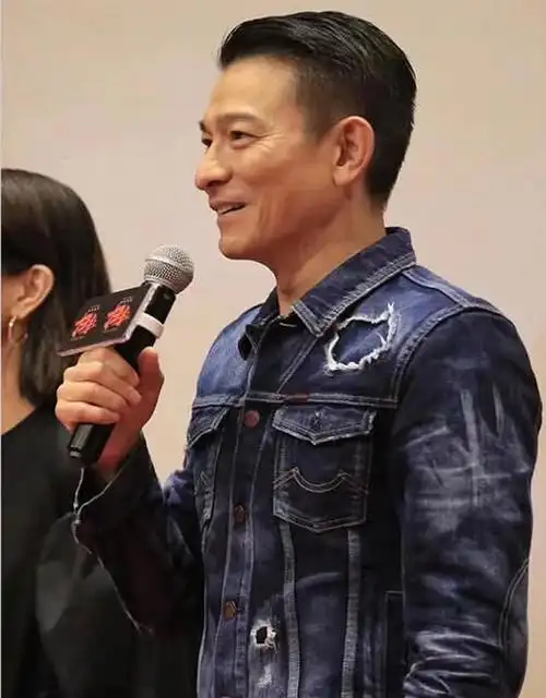 刘德华金发中分帅照:刘德华再现经典中分头(6)