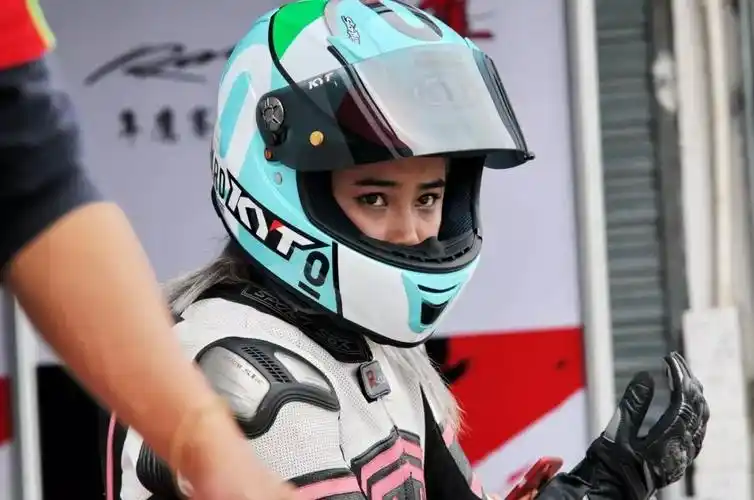 珠海三小时耐力赛里的"女飞侠" 贾天双