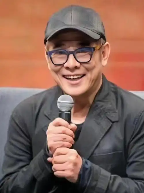 60岁李连杰近照,被病痛折磨,苍老不堪,身家亿万定居国外