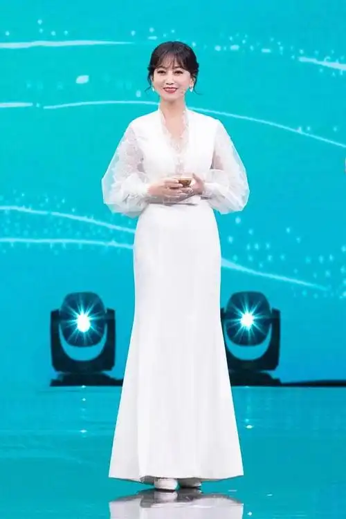 赵雅芝美得不像"老年人",穿抹胸裙优雅贵气,60 身材仍有曲线