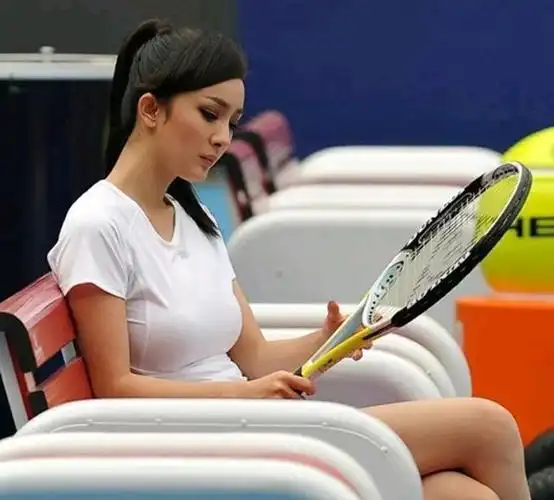 杨幂早年网球照:身材比例完美,拥有"黄金切割点"