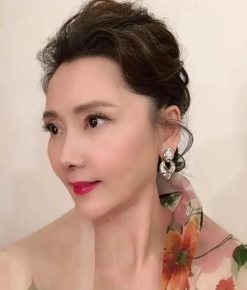 演员何赛飞:丈夫是她初恋,大龄生一子,钱握她手里