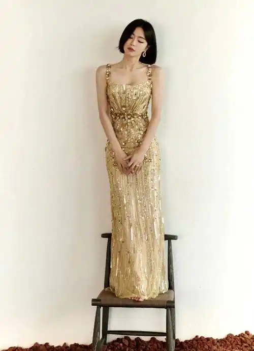 43岁秦岚身穿金色亮片吊袜带礼服出席活动,优雅贵气!_身材_显得_气质