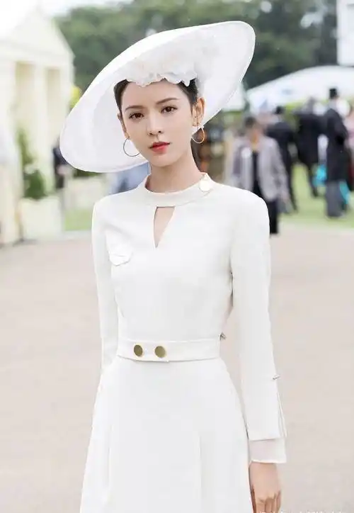 张予曦这身材才叫绝,穿时尚裙勒出紧致感,腰胯比更是惊艳_感觉_服装