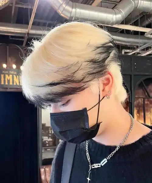 时尚新宠,18 到 30 岁男士的微中分狼尾鲻鱼头,露耳效果帅炸天