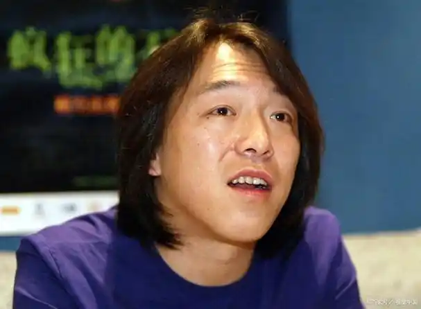 疯狂的石头整部影片的色彩都偏向黑灰等深的暗色系,拍摄取景的场地也