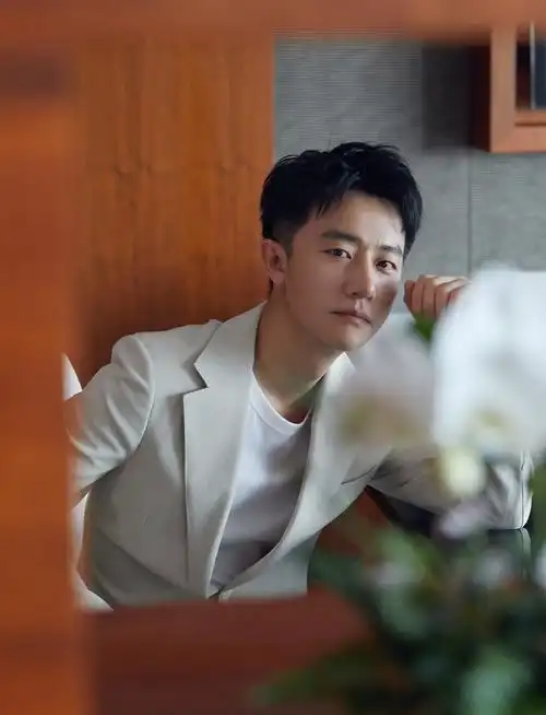 黄轩白色西装现身活动优雅演绎秋日绅士风