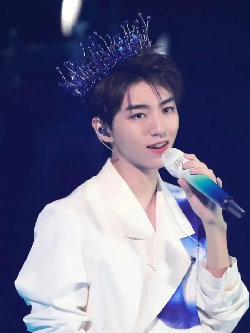 0元竞拍|王俊凯衍生手链-蓝海 是小凯应援手链 那年的蓝色皇冠造型神