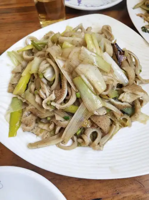 爆炒羊肚,新鲜山羊肚加大葱段爆炒,再撒上黑胡椒面,鲜香!