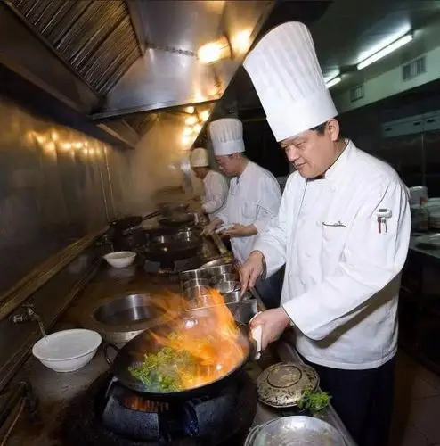 厨师上班戴帽子,炒菜的时候不会碍事吗?为何要戴这么高的帽子?