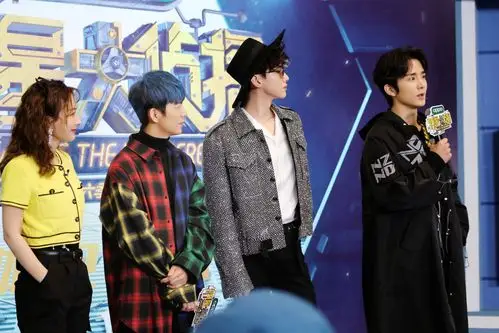 明星大侦探第六季开播在即何炅回应网友嗑何美男撒微笑cp