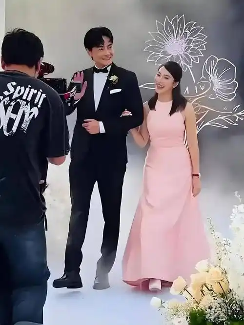 42岁郑元畅久违终于见面,模样大变网友直呼不敢认!