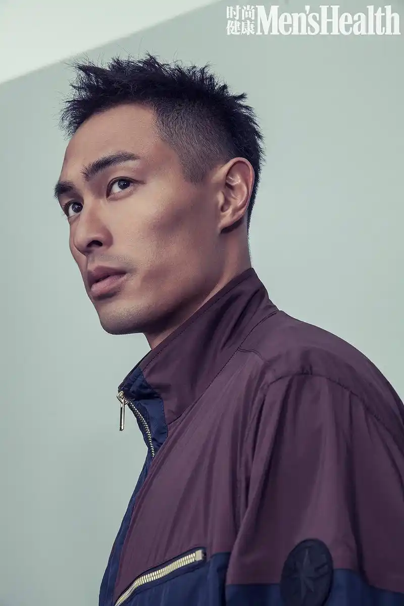 杨佑宁登新刊"好胸"瞩目 高电压男友man气逼人