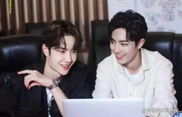 cp拿放大镜看发现肖战和王一博竟然"牵手"了