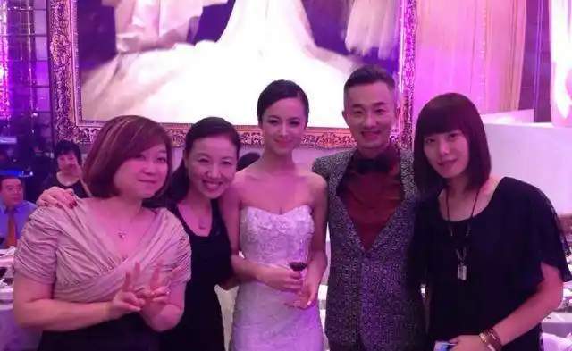 48岁程雷近照,头发发白和老婆同框像"父女",今最担心3岁儿子_上海滩