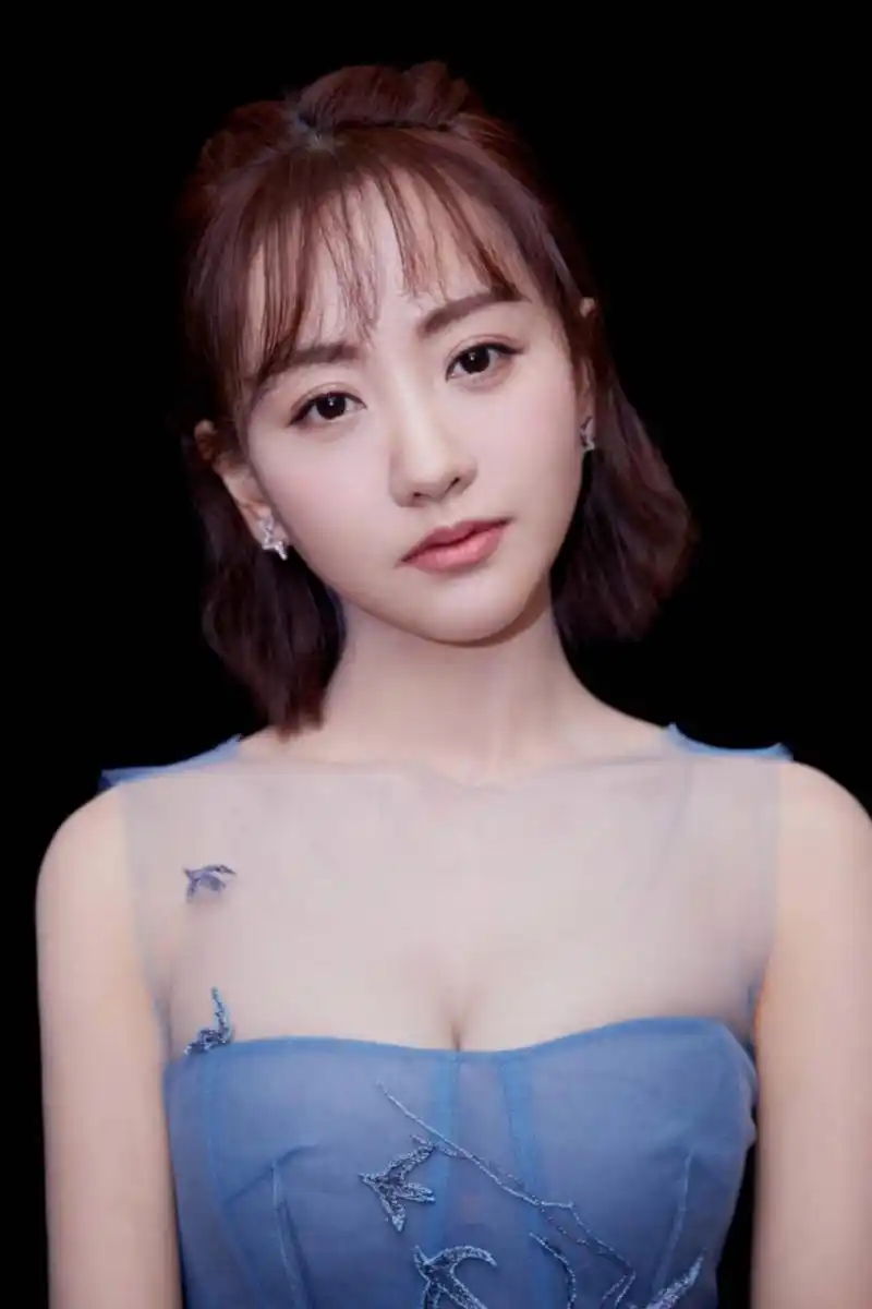 绝美瞬间!杨蓉时尚写真精选,品味优雅风尚