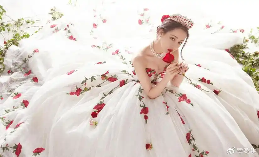迪丽热巴演绎在逃公主!一袭白色玫瑰纱裙如梦似幻,美得像仙子!