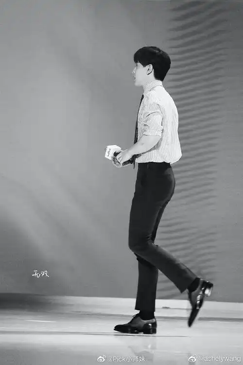 邓伦穿衬衫西裤身材看起来太好了,好有魅力