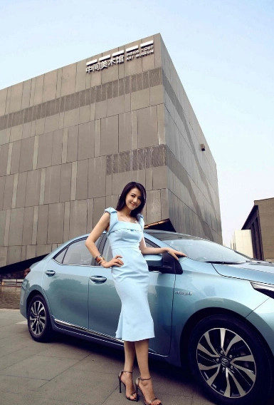 国民女神高圆圆又代言了新车啦~真不愧是汽车界的"老司机"