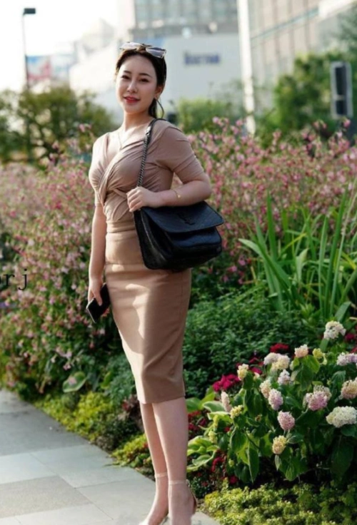 街拍见到50岁的阿姨我才明白了什么是风韵犹存