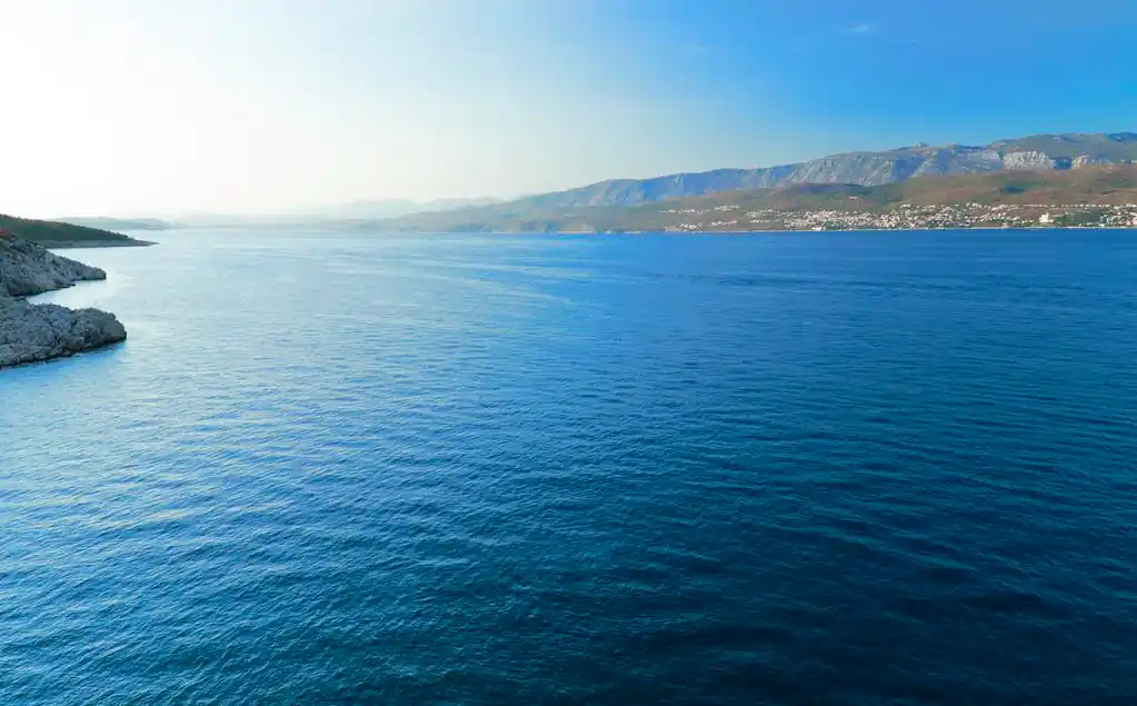 蔚蓝大海,平静的蓝色海面的美丽景色