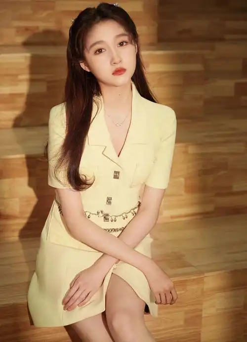 关晓彤亮相央视五四晚会亮黄色收腰连衣裙尽显少女文艺