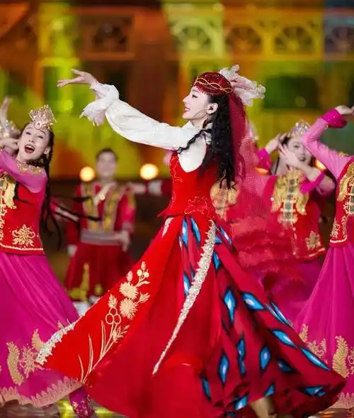 迪丽热巴| 绽放吧,新疆的红石榴花_舞台_家乡_舞蹈