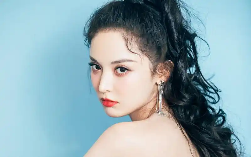 古力娜扎甜美俏丽高清桌面壁纸