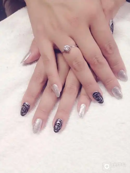 尖形手绘光疗银黑美甲图片