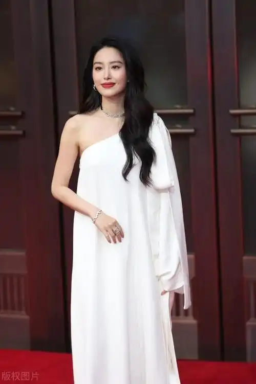 杨采钰这身材,这才是尤物啊!