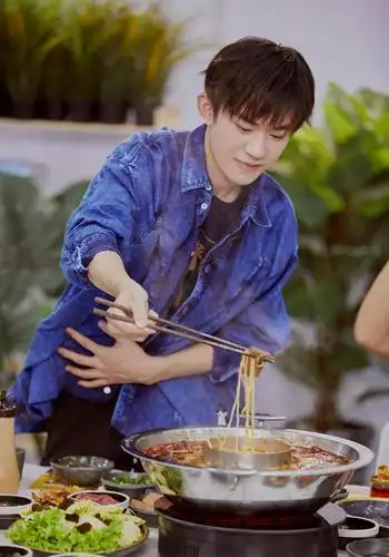 熟悉的味道拍完两年易烊千玺在新综艺中再现相似场景怀旧