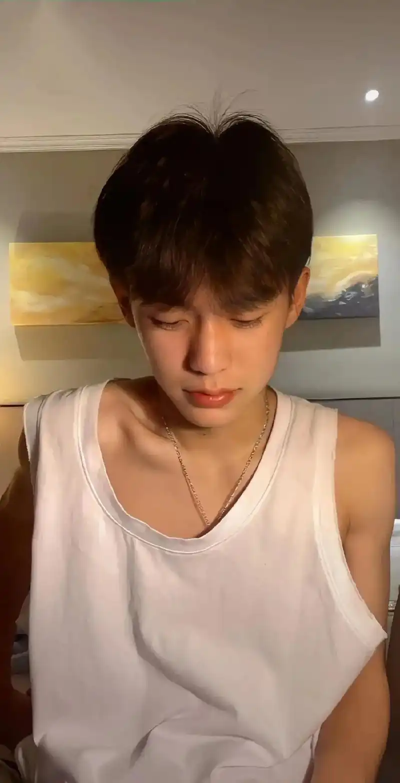 余庆伟合集 #宝藏男孩 余庆伟帅照  @人鱼线的pdd 图 - 抖音