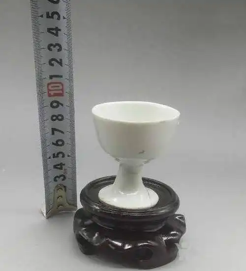 清代中期德化窑塑贴梅花纹高足杯