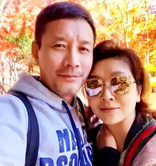 演员田小洁二婚娶江珊,他是如何得到江珊女儿的认可_姜山_高曙光_孩子