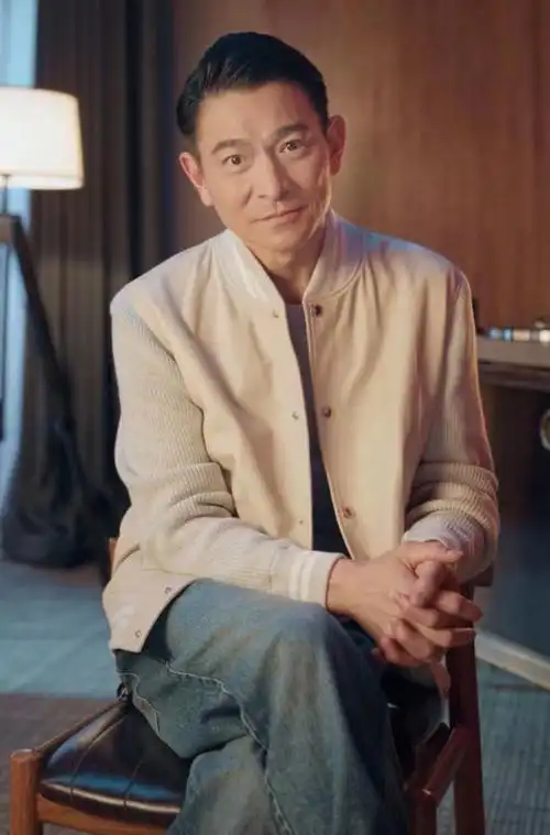 60岁刘德华赤脚在家拖地睡2000元床用廉价拖把豪宅曝光笑开怀